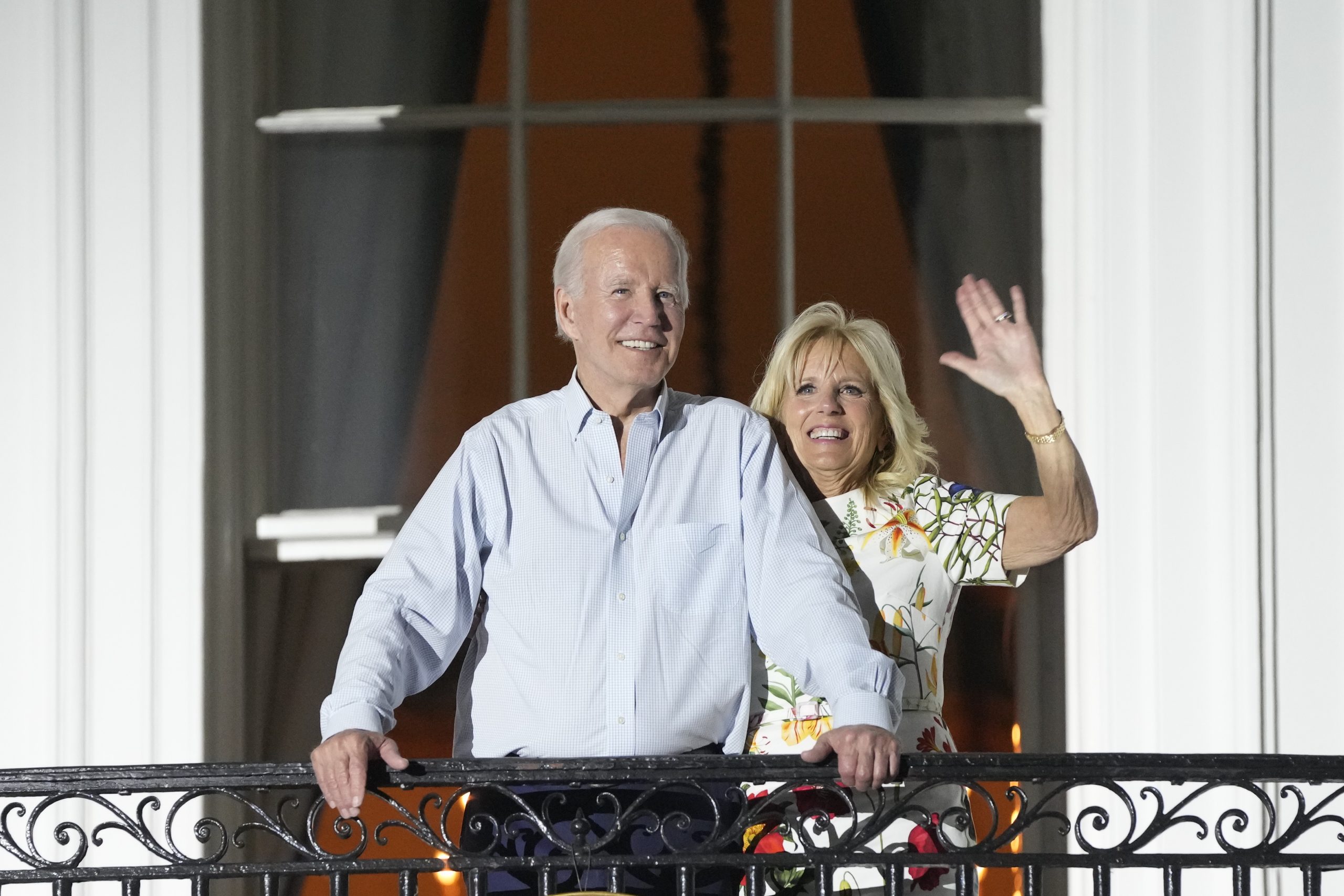 Un general pensionar a fost suspendat din funcţia de consilier militar după ce a criticat-o pe Prima Doamnă a Americii pe Twitter