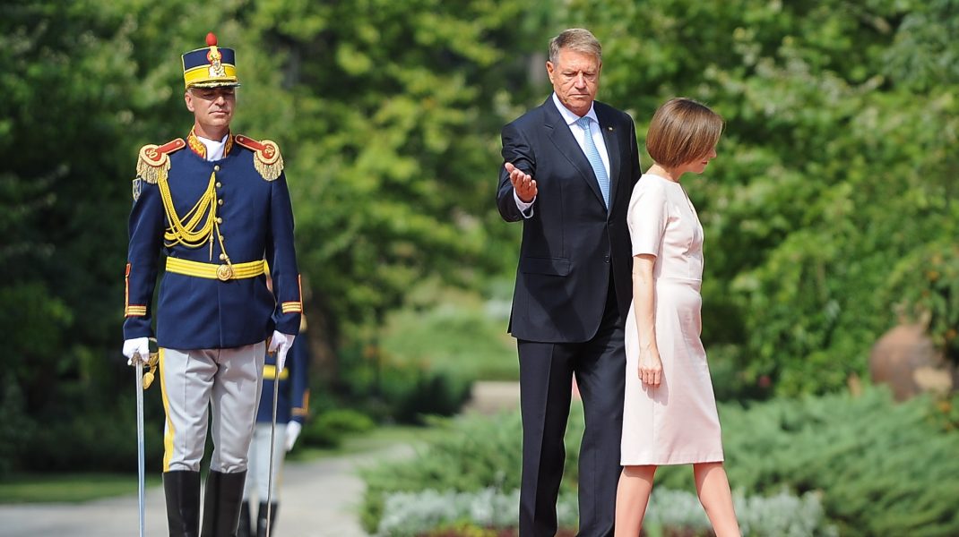 Presedintele Klaus Iohannis a primit-o in cadrul ceremoniei dedicate sefilor de stat, pe Maia Sandu, presedintele Republicii Moldova, aflata intr-o vizita oficiala in Romania, vineri, 29 iulie 2022, la Palatul Cotroceni. EDUARD VINATORU /