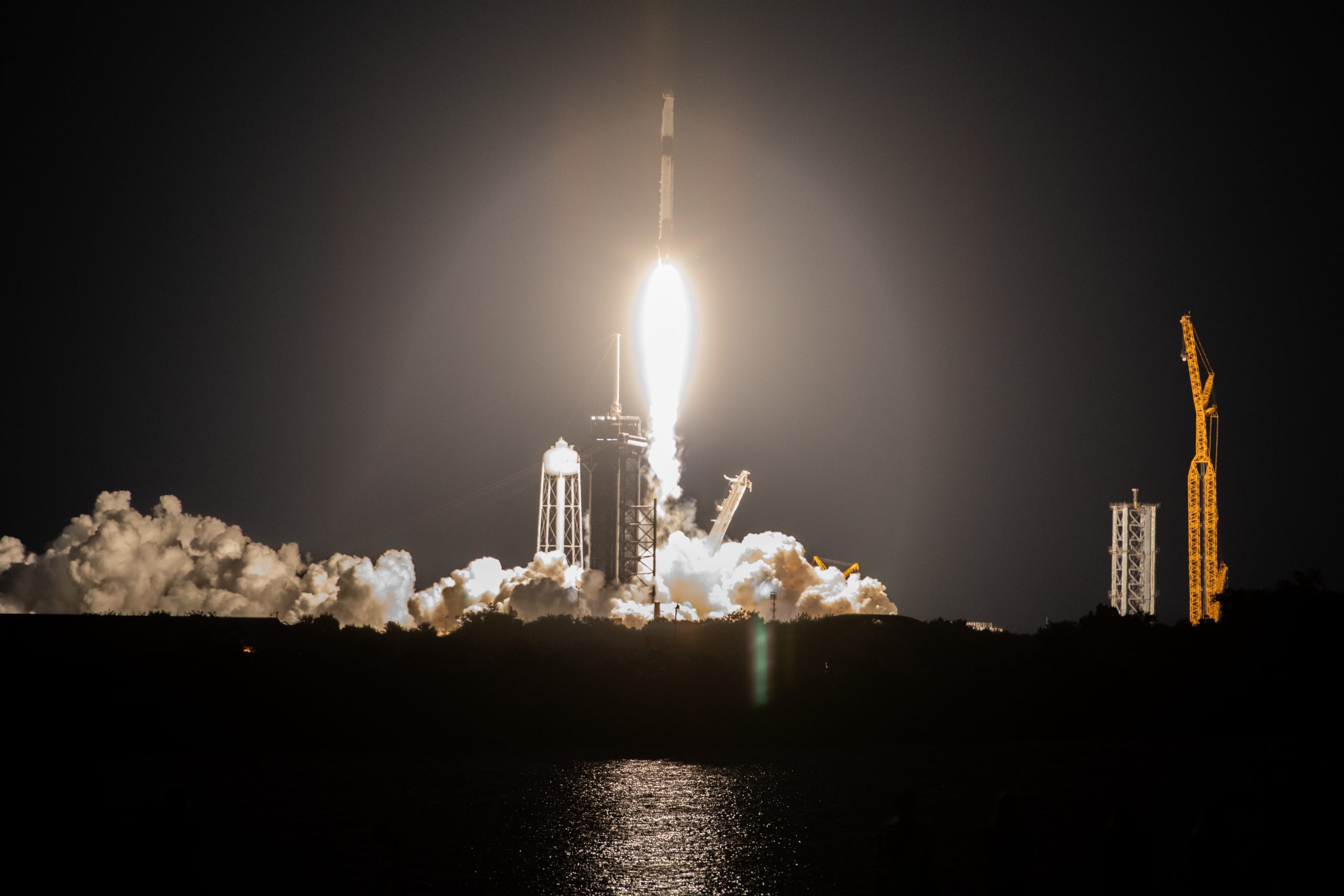 SpaceX a lansat cea de-a 25-a misiune cargo către Stația Spațială Internațională. Ce se află la bord