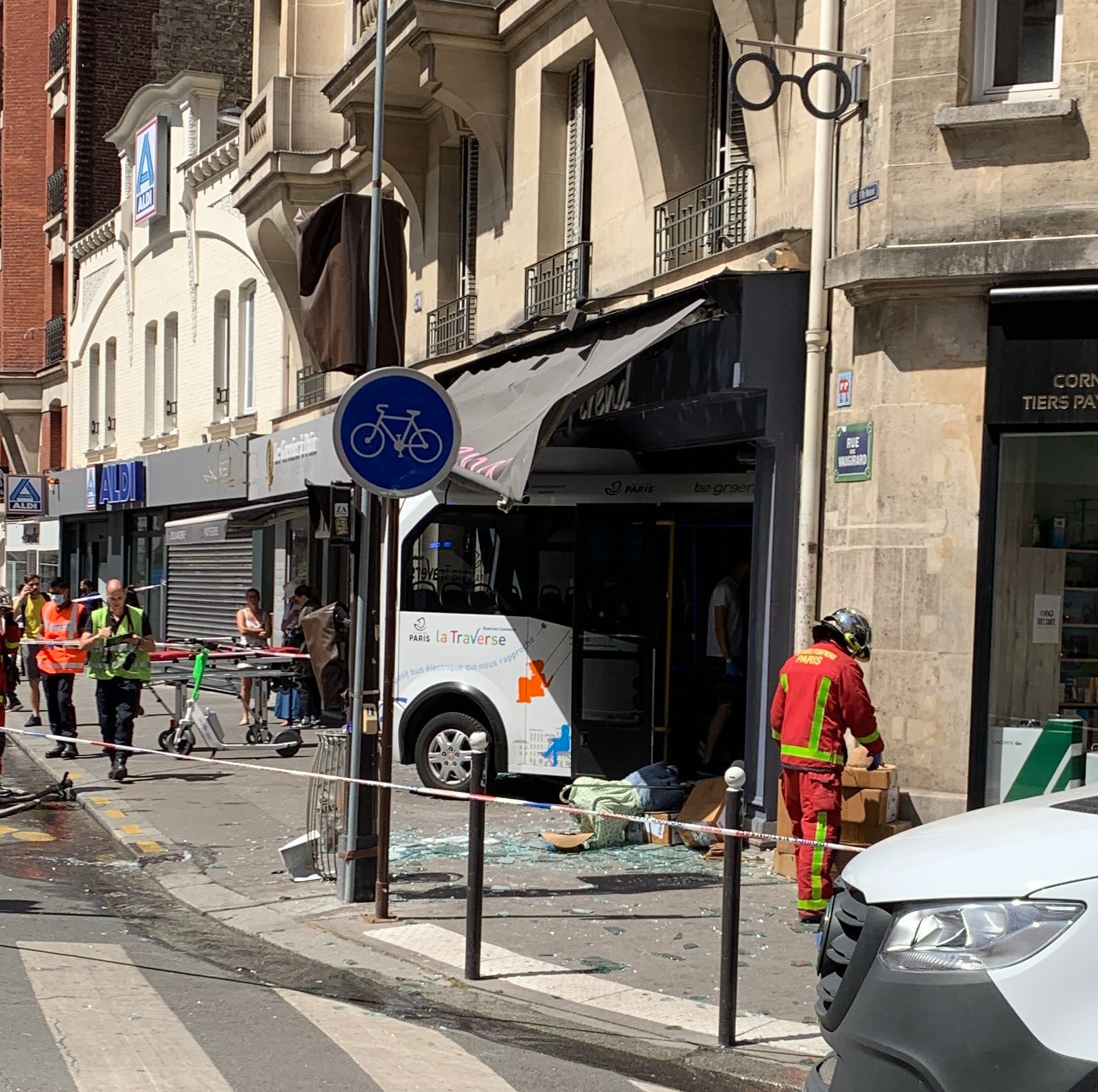 Un microbuz a intrat într-un magazin de haine, la Paris, rănind cel puțin 7 persoane