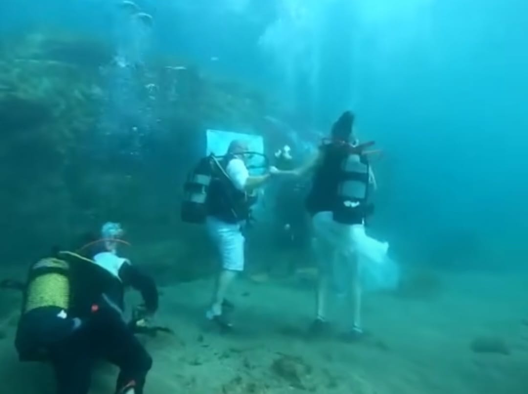 VIDEO. O nunta subacvatică spectaculoasă a avut loc la șase metri sub apă
