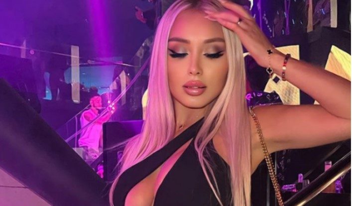 Provocare pe OnlyFans. O tânără vinde conținut erotic pentru a cumpăra o echipă de fotbal