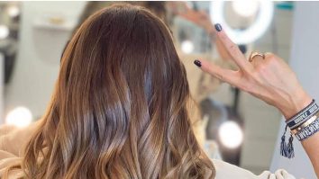 Ale nie zawsze mam pod rka takie cudowne profesjonalistki Dlatego metod prb i bdw nauczyam si radzi sobie domowymi sposobami znanymi od lat. Moe to i banalne, ale dobre odywianie to pierwszy krok. O wosy warto dba, bo s wizytwk kobiety, a domowa pielgnacja to podstawa. Drugi krok to domowe mikstury Staram si przekada wiedz, ktr posiadam np. na pielgnacj. Ta, o ktrej pisz poniej jest sprawdzona! Wiele innych znajdziecie na blogu. Skadniki: Banan Kefir 1/2 cytryny 1 yk LIO Shake z porzeczki lub truskawki @foods_by_ann Kilka kropel oleju lnianego Proste, bo wszystkie skadniki naley tylko wymiesza i wmasowa we wosy. Na recznik lub czepek foliowy na ok. 15 minut. Na koniec na sok z cytryny od nasady po koce. Zmyj ulubionym szamponem. To spowoduje, ze wosy bd lnice. Jeli mam odrobin wicej czasu staram si wykonywa ten zabieg 1-2 razy w tygodniu #beautybyAnn #annalewandowska #hair by @hairbystephaniegiuliafox in Germany and @dudahairdesign in Poland _____________________________ Photo taken at the hairdresser but without home care, even the best hairdresser would not be able to do anything. It is worth taking care of your hair because it's a women's signature and home care is the key. My nutrition knowledge translates into care. Ingredients: banana Kefir lemons Lio Shake - blackcurrant or strawberry @foods_by_ann. Usa a spoon or fork to press the banana. Continue this process until the banana is well mashed. Mix with lemon, kefir and lio shake. Massage the mask into your hair and wrap your head with a towel, leave it on for about 20 minutes. Wash your hair with a delicate shampoo. #healthyplanbyann #beautybyAnn #annalewandowska" Supplied by Instagram.com/face to face