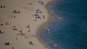 30 May 2022, Spain, Barcelona: People sit on the beach of Arenys de Mar. Photo: Matias Basualdo/ZUMA Press Wire/dpa