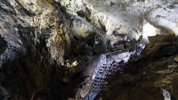 Scapă de canicula de afară cu o vizită la Peștera Valea Cetățenii, de la Râșnov