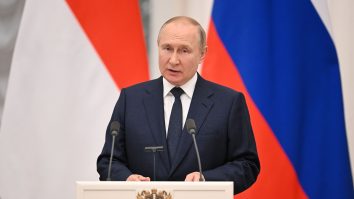 Putin: „Donbas este aproape eliberat de naziști. Vom face tot ce putem pentru a asigura desfaășurarea referendumurilor”