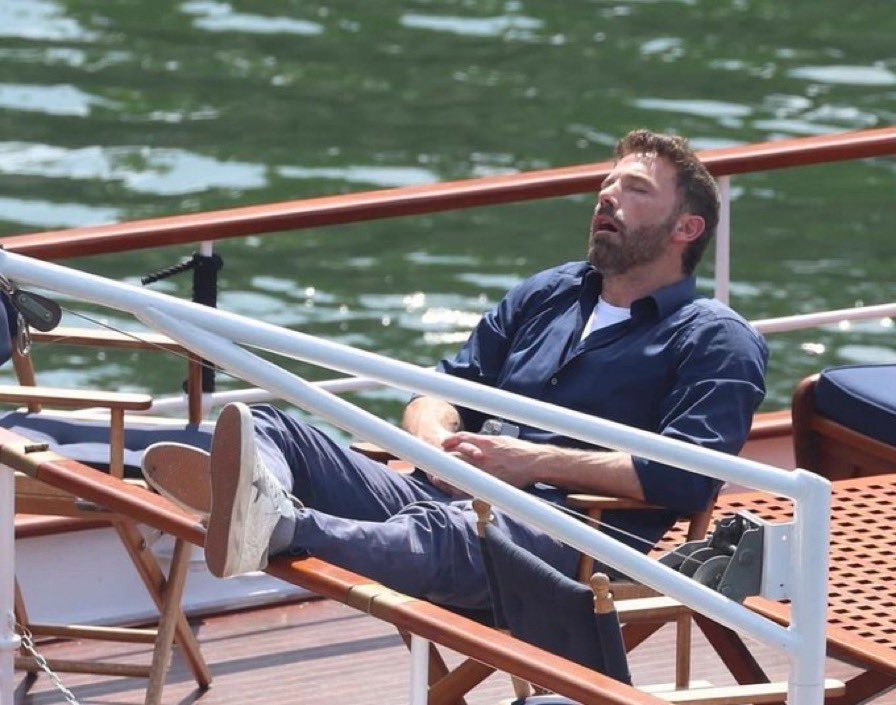 Ben Affleck a fost fotografiat când dormea în timpul unei plimbări cu barca în vacanța din Paris cu Jennifer Lopez