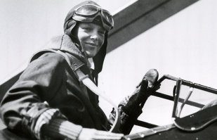 Amelia Earhart, prima femeie care a zburat peste Atlantic