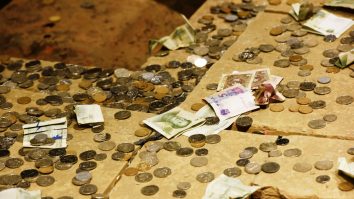 Un cuplu a găsit bani tipăriți în anii ’30, îngropați în curtea casei lor