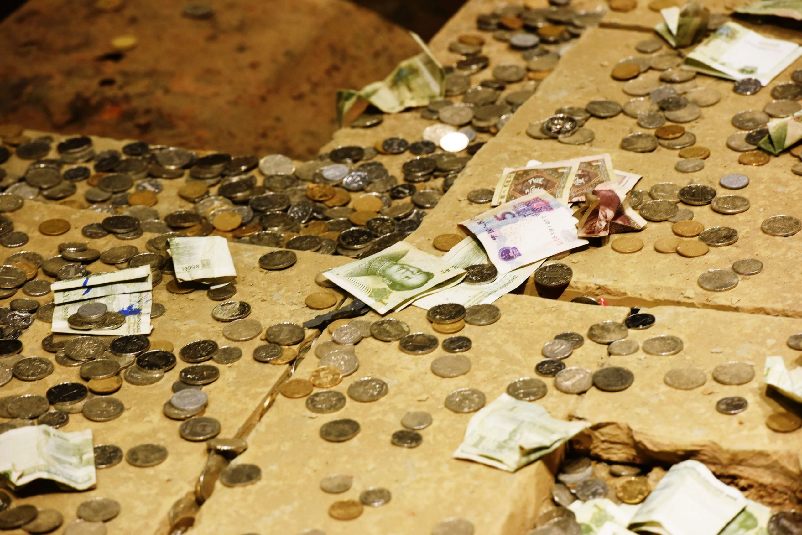 Un cuplu a găsit bani tipăriți în anii ’30, îngropați în curtea casei lor