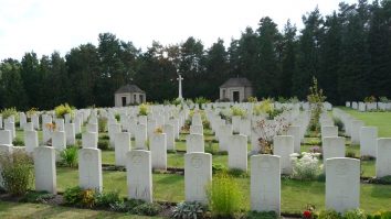 Un bărbat a ars cadavrul unei femei în cimitir și le-a spus polițiștilor că a murit în timpul ce făceau sex