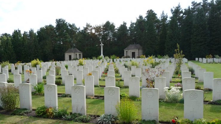 Un bărbat a ars cadavrul unei femei în cimitir și le-a spus polițiștilor că a murit în timpul ce făceau sex