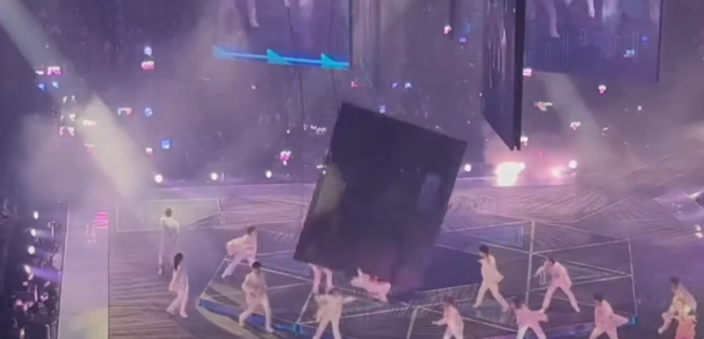 VIDEO. Un ecran uriaș a căzut în timpul unui concert la Hong Kong. O dansatoare este în stare gravă