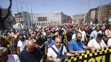 Mii de taximetriști au ieșit în stradă, în fața Guvernului la Roma