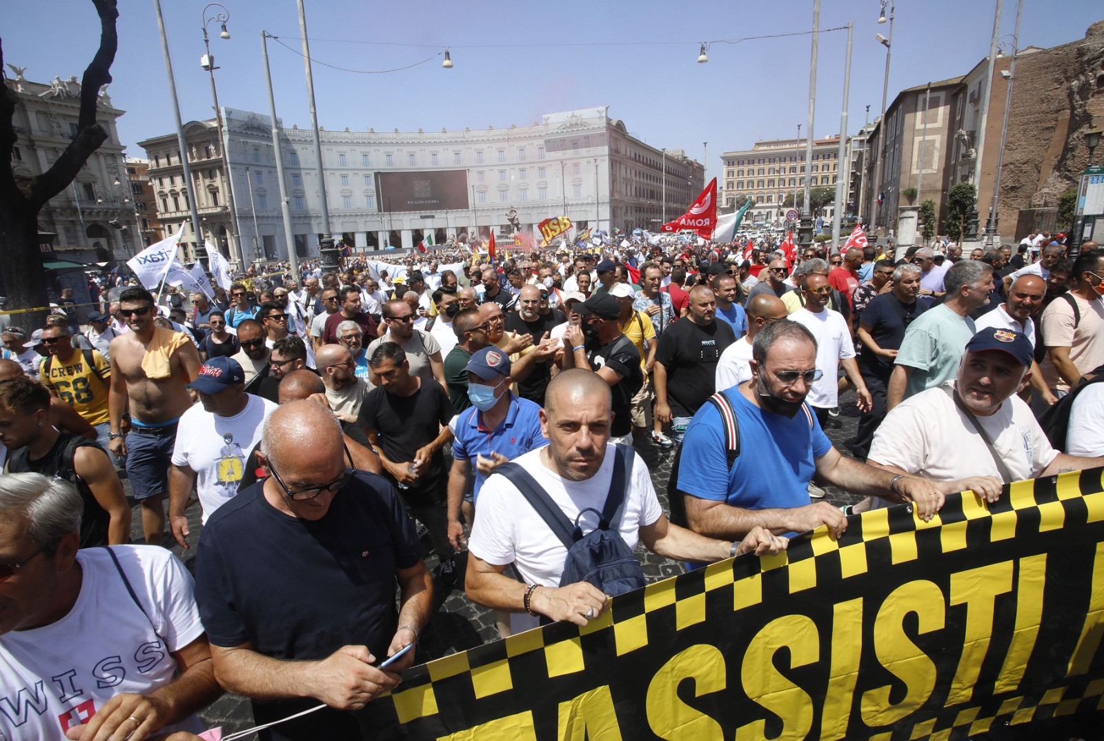 Mii de taximetriști au ieșit în stradă, în fața Guvernului la Roma