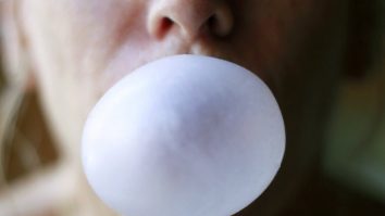 STUDIU. Guma de mestecat experimentală reduce transmiterea noilor variante ale virusului COVID-19