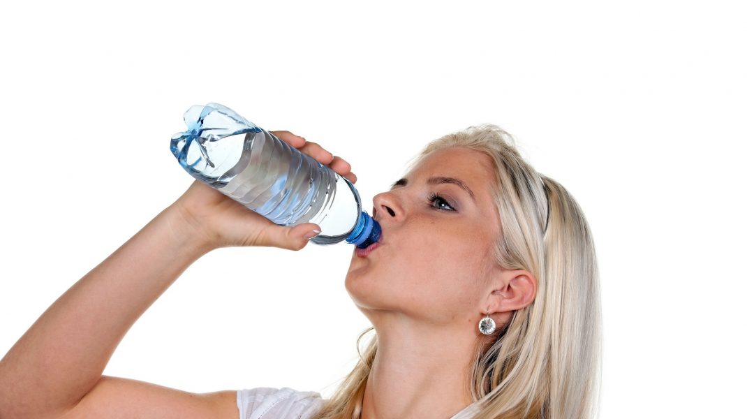 Bei multă apă rece pe timpul verii? Iată ce trebuie să știi