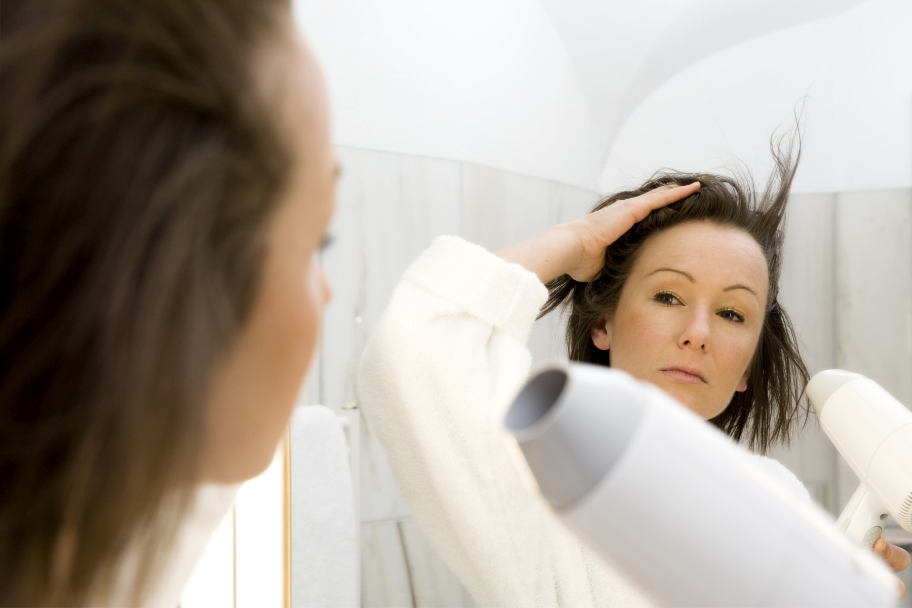 Motivul pentru care nu ar trebui să smulgi firele de păr gri. Ce avertizează stiliștii