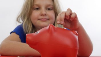 Părinții atacă economiile copiilor pentru a plăti facturile