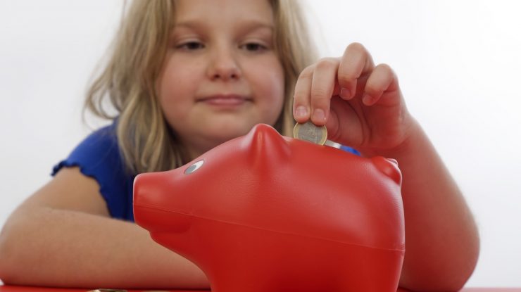 Părinții atacă economiile copiilor pentru a plăti facturile