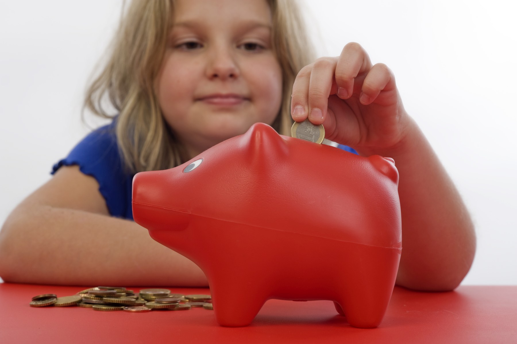 Părinții atacă economiile copiilor pentru a plăti facturile
