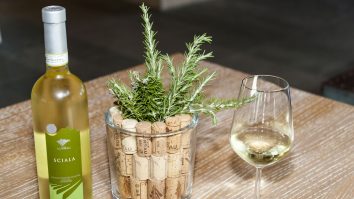 De ce vinul alb nu trebuie ținut în sticle transparente