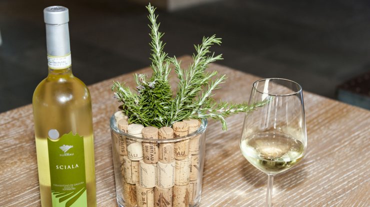 De ce vinul alb nu trebuie ținut în sticle transparente