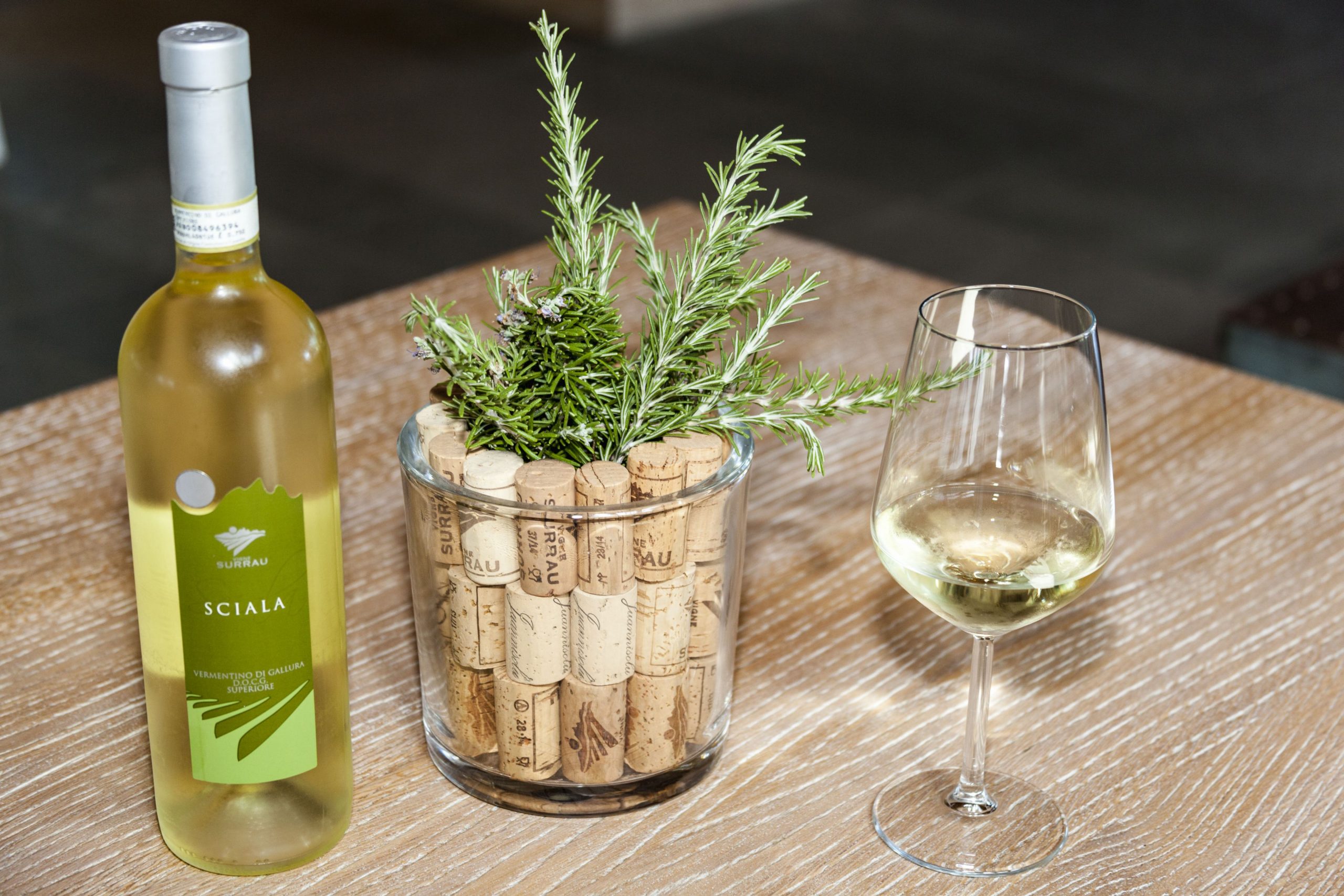 De ce vinul alb nu trebuie ținut în sticle transparente