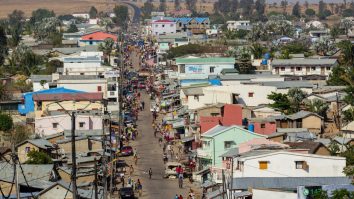 Cel puțin 32 de persoane au fost ucise după ce bandiți au dat foc la case în Madagascar