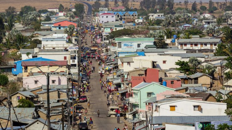 Cel puțin 32 de persoane au fost ucise după ce bandiți au dat foc la case în Madagascar