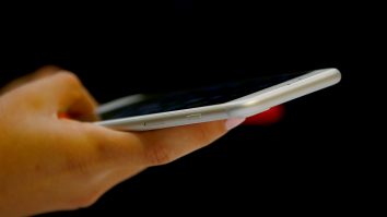 FOTO. Iubitorii de artă descoperă un „iPhone” care călătorește în timp într-o operă de artă din 1882