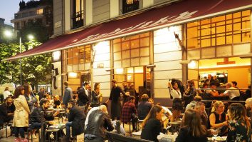 Generația Z nu este atât de pasionată de luat masa în oraș. Iată cum îi urmăresc restaurantele