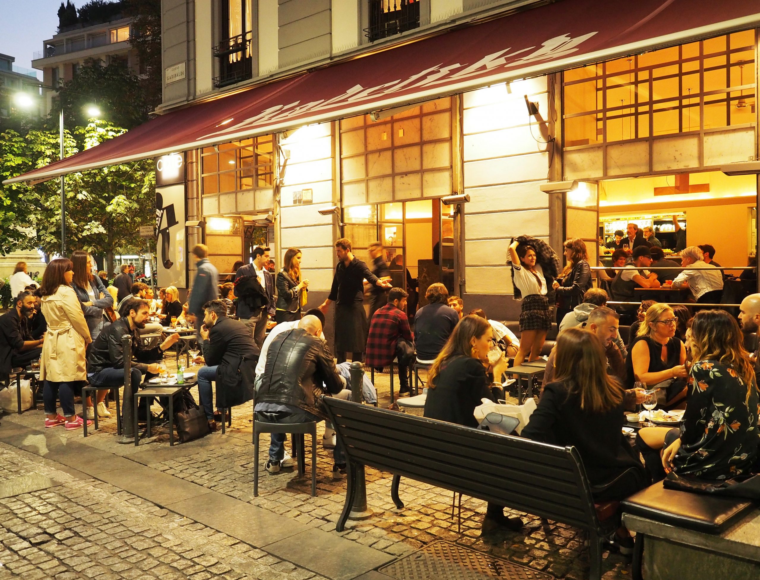 Generația Z nu este atât de pasionată de luat masa în oraș. Iată cum îi urmăresc restaurantele