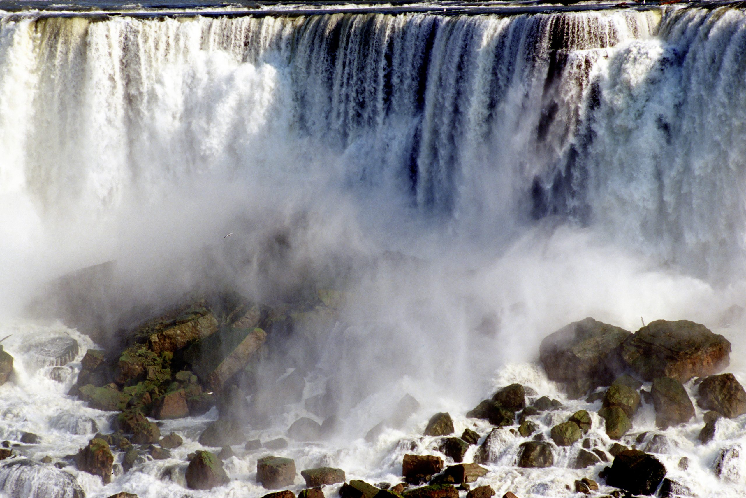 Ironia tragică a primului om care a supraviețuit căderii în Cascada Niagara