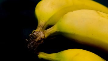 STUDIU. Bananele și somonul ajută la reducerea efectului negativ al sării în alimentație