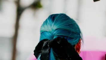 A apărut prima vopsea de păr holografică din lume. Își schimbă culoarea pe parcursul zilei în funcție de temperatura soarelui