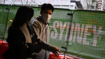 Australienii, îndemnaţi să lucreze de acasă, în timp ce valul Omicron de iarnă ameninţă spitalele