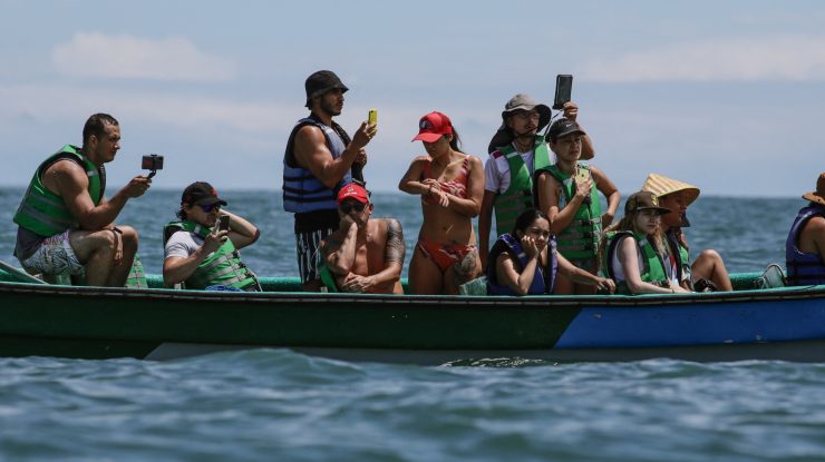 VIDEO. „Momentul incredibil” în care o balenă imensa sare din apă lângă o barcă de pescuit