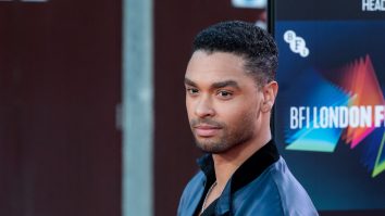 Regizorii de la „The Gray Man” îl propun pe Regé-Jean Page pentru a fi următorul James Bond