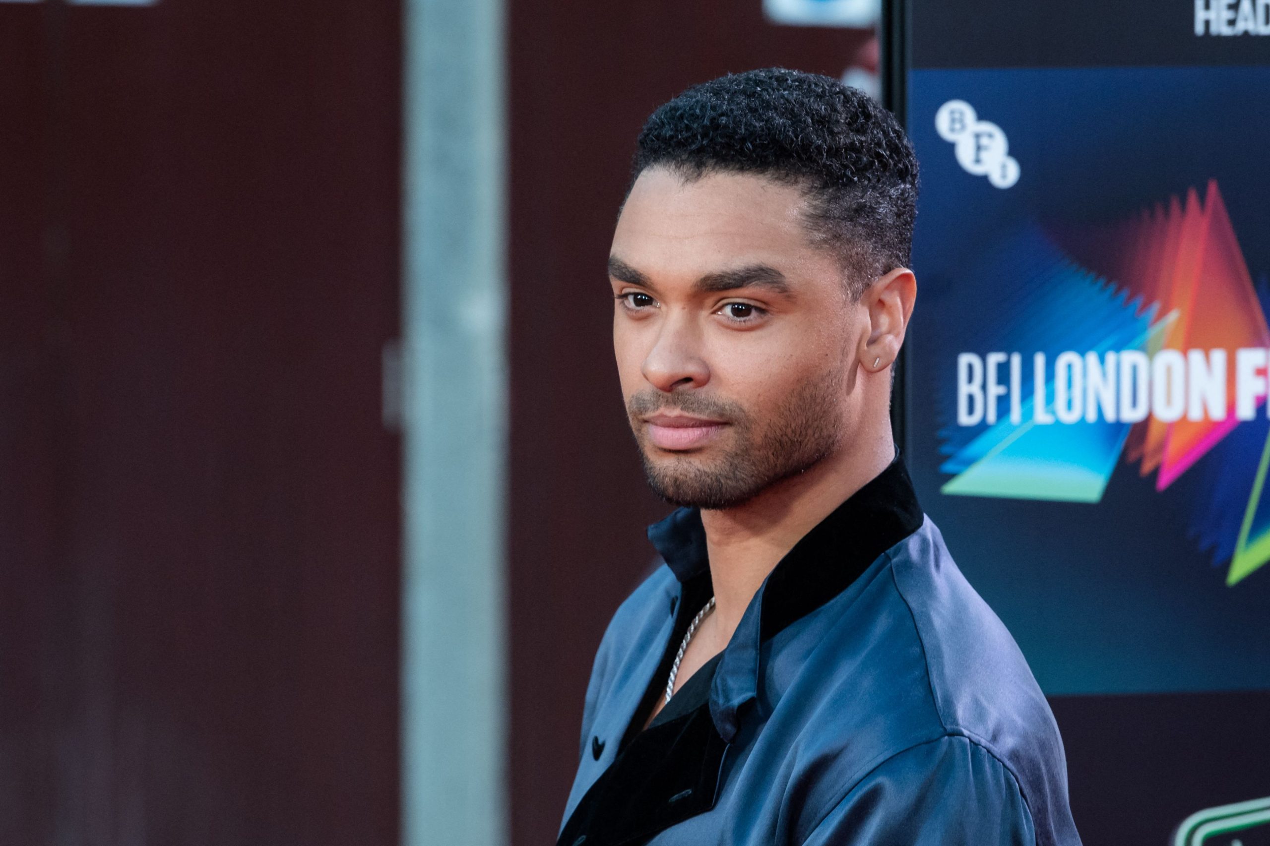 Regizorii de la „The Gray Man” îl propun pe Regé-Jean Page pentru a fi următorul James Bond