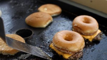 McDonald’s scumpește cheesburgerul pentru prima dată în ultimii 14 ani