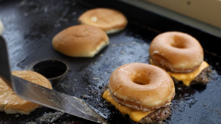 McDonald’s scumpește cheesburgerul pentru prima dată în ultimii 14 ani