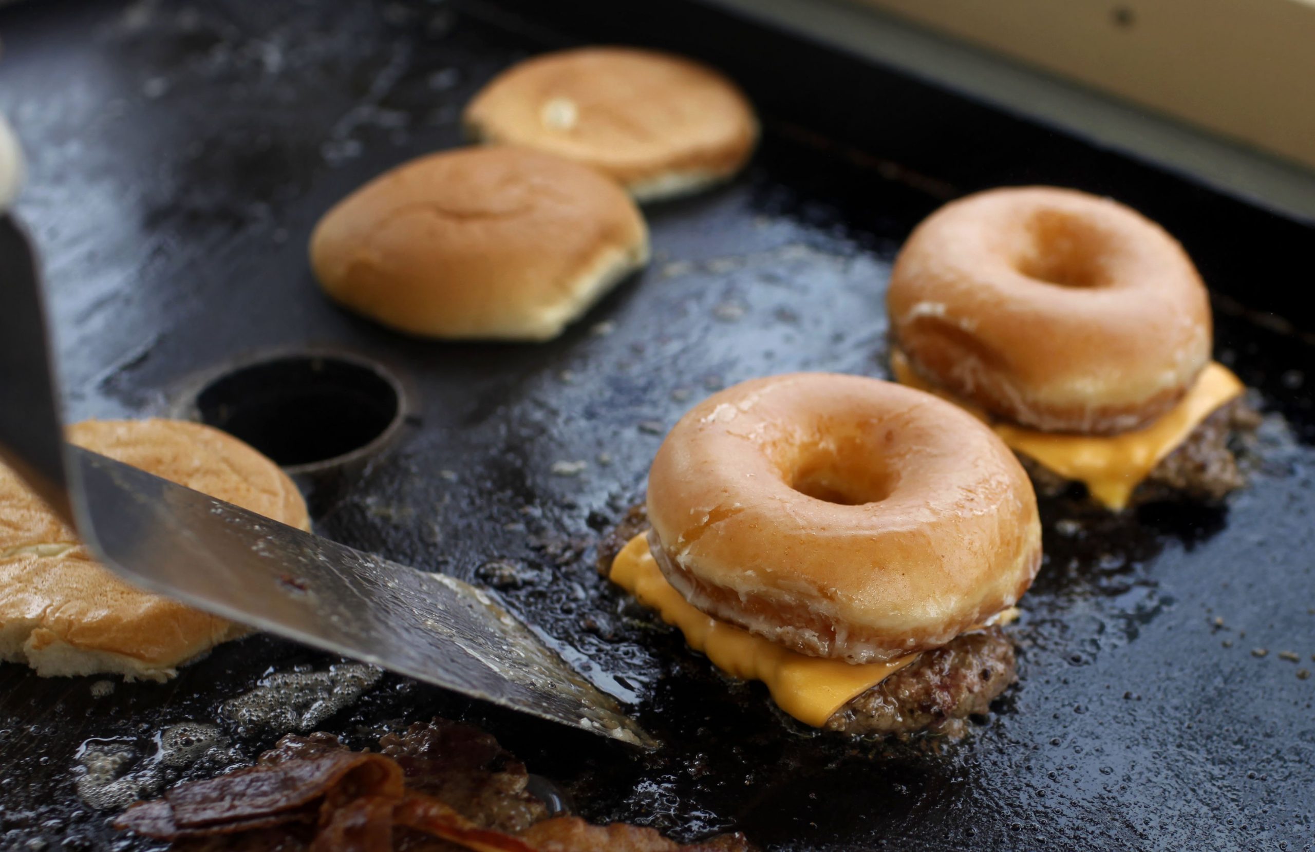 McDonald’s scumpește cheesburgerul pentru prima dată în ultimii 14 ani