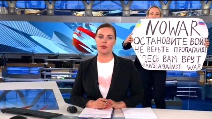 Jurnalista rusă Marina Ovsianikova, amendată pentru noi declaraţii anti-război