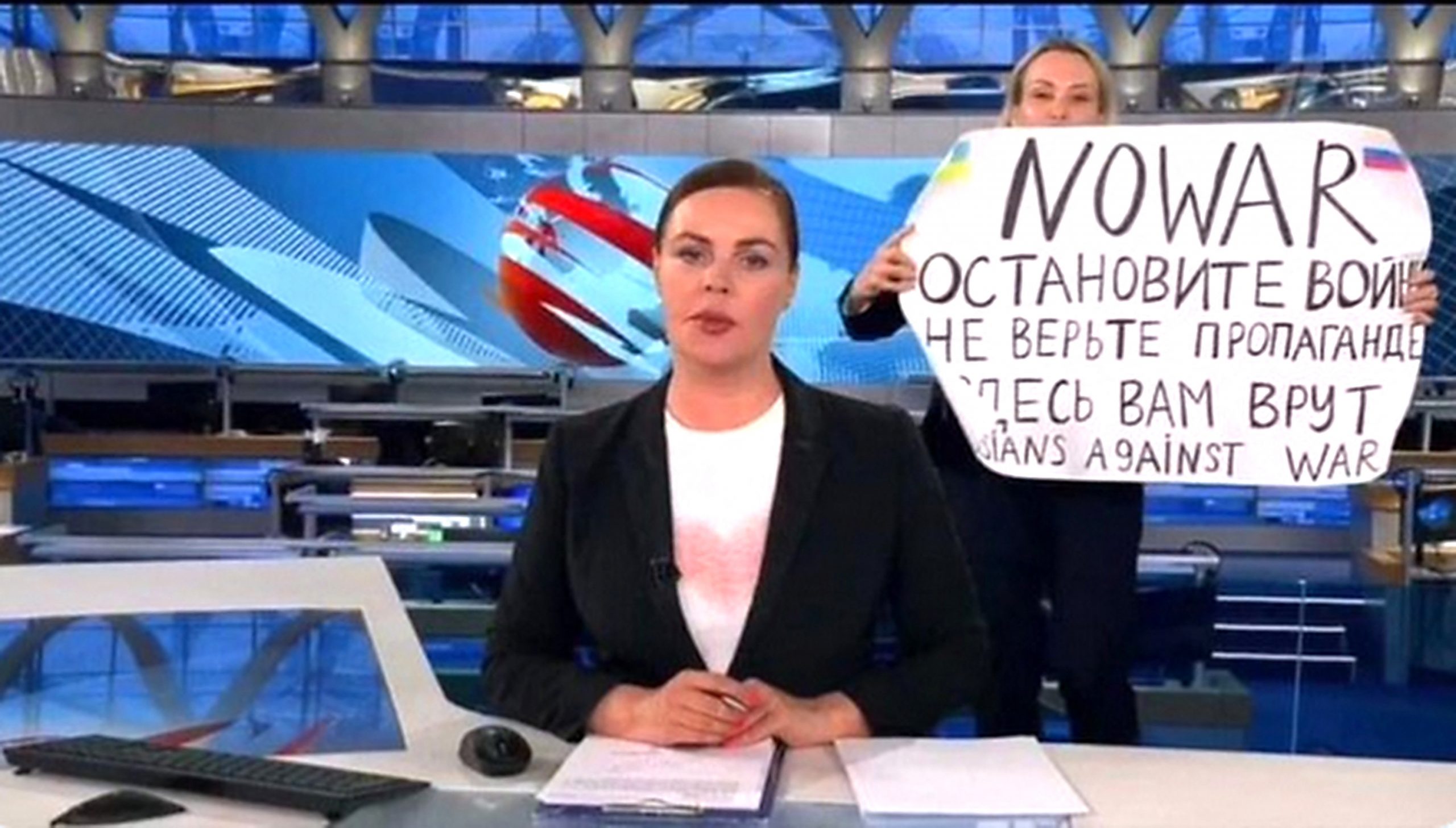 Jurnalista rusă Marina Ovsianikova, amendată pentru noi declaraţii anti-război