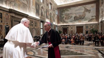 Papa Francisc speră că o călătorie în Canada va ajuta la vindecarea „răului” făcut populației indigene