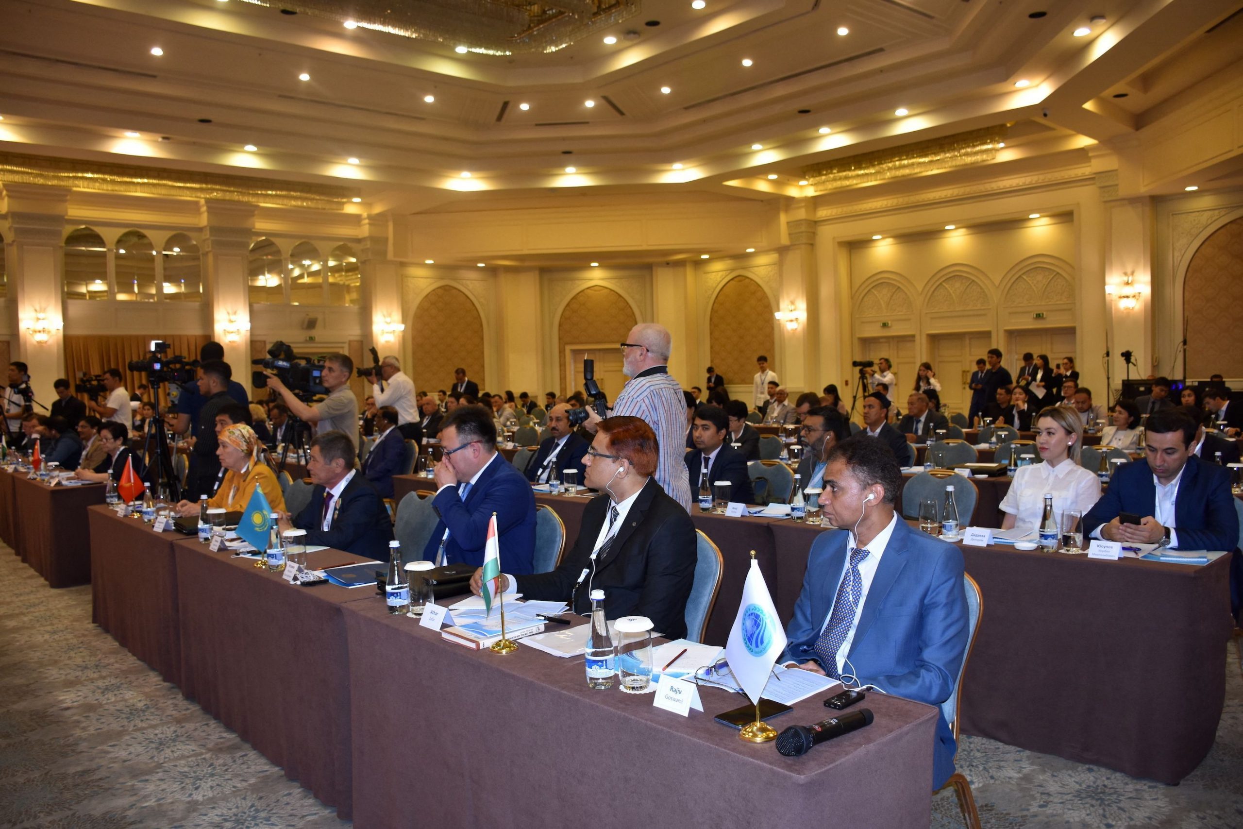 Cuvântul „abuz”, împreună cu o listă de alte cuvinte, au fost interzise de Parlamentul Indian