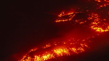 Imagini uimitoare. O cameră foto a fost înghițită de lavă și a reușit să înregistreze întreaga întâmplare