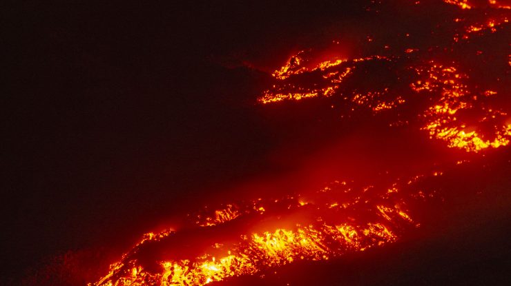 Imagini uimitoare. O cameră foto a fost înghițită de lavă și a reușit să înregistreze întreaga întâmplare