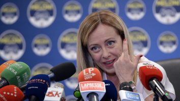 În Italia se dă o luptă strânsă pentru funcţia de premier între un social-democrat şi o naţionalistă despre care presa spune că este „Mussolini în varianta feminină”